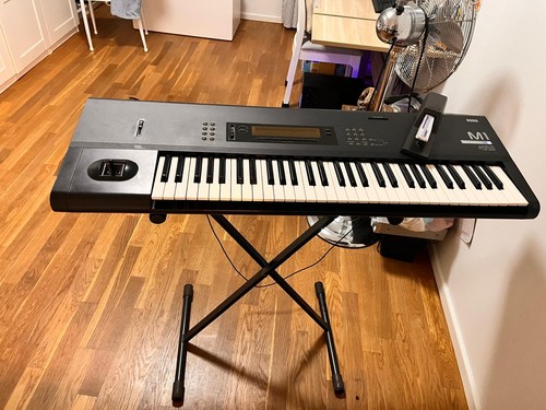 Korg synthesizer mit - synthesizer, case